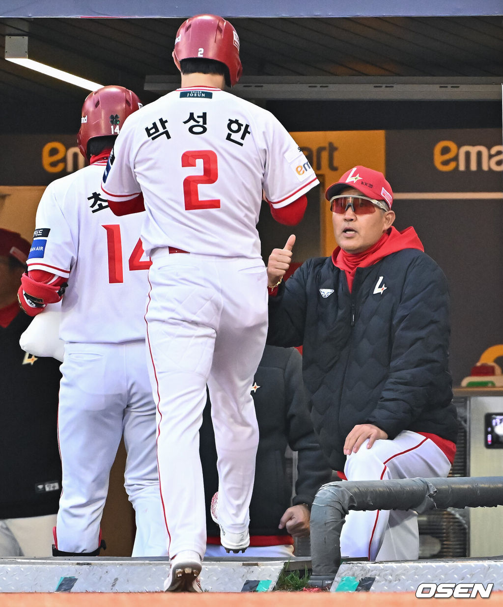 2일 오후 인천 SSG랜더스필드에서 2026 신한 SOL KBO리그 SSG 랜더스와 키움 히어로즈의 경기가 진행됐다.이날 SSG는 최민준을, 키움은 정현우를 선발투수로 내세웠다. 1회말 1사 1루 SSG 이숭용 감독이 선취 2점 홈런 날린 최정을 맞이하고 있다.   2026.04.02 / soul1014@osen.co.kr