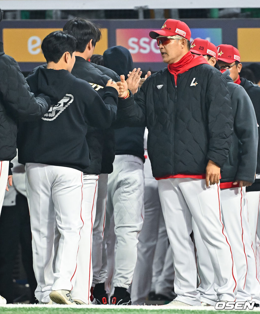 프로야구 SSG 랜더스가 투타조화를 이루며 주중 3연전 위닝시리즈를 챙겼다. SSG는 2일 인천 SSG랜더스필드에서 열린 ‘2026 신한은행 SOL Bank KBO리그’ 키움 히어로즈와의 경기에서 11-1로 승리했다. 지난 1일 경기에서 2-11 대패를 당했지만 이날 승리로 설욕하며 주중 3연전 2승 1패를 거두며 개막 2연전 스윕에 이어서 2연속 위닝시리즈를 달성했다. 경기종료 후 SSG 이숭용 감독이 최민준과 하이파이브를 하고 있다.  2026.04.02 / soul1014@osen.co.kr