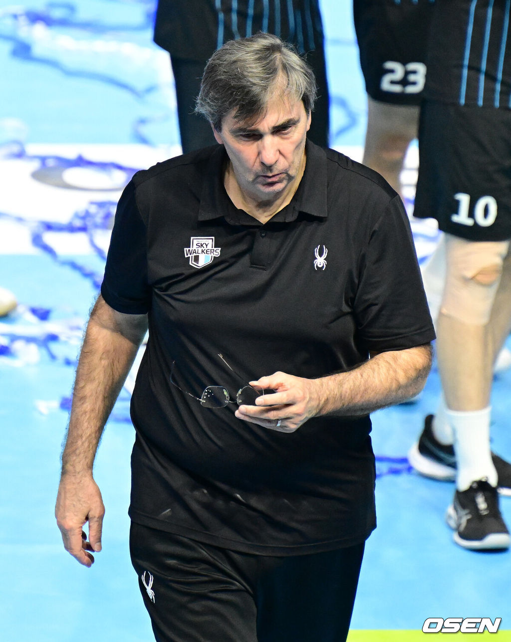 챔피언결정전에 앞서 외국인선수를 교체한 대한항공이 챔피언결정전 1차전에서 정규리그 1위의 품격을 과시했다. 대한항공 점보스는 2일 인천 계양체육관에서 열린 진에어 2025-2026 V리그 남자부 챔피언결정전(5전 3선승제) 현대캐피탈 스카이워커스와의 1차전에서 세트 스코어 3-2(25-19, 19-25, 23-25, 25-20, 15-11)로 승리했다. 정규리그 1위 대한항공은 우리카드와 플레이오프(2승)를 거쳐 올라온 2위 현대캐피탈에 기선을 제압하며 우승확률 75%(20번 중 15번)를 거머쥐었다. 경기를 마치고 현대캐피탈 필립 블랑 감독이 패배를 아쉬워하고 있다. 2026.04.02 / jpnews@osen.co.kr