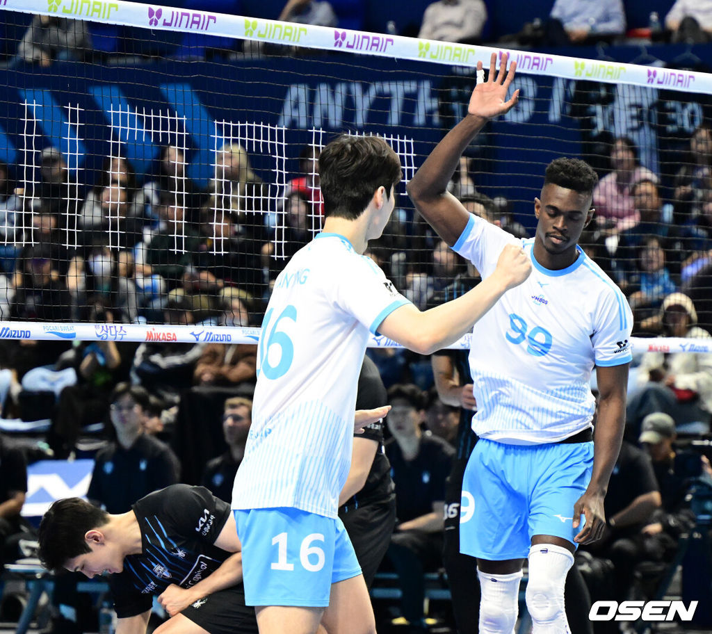 2일 인천 계양체육관에서 진에어 2025~2026 V리그 남자부 챔피언결정 1차전이 열렸다.양팀은 2시즌 연속 챔피언결정전에서 만났다. 대한항공은 정규리그 1위, 현대캐피탈은 2위로 우리카드를 플레이오프에서 꺾고 올라왔다. 1세트 대한항공 마쏘가 블로킹 득점을 올리고 있다. 2026.04.02 / jpnews@osen.co.kr