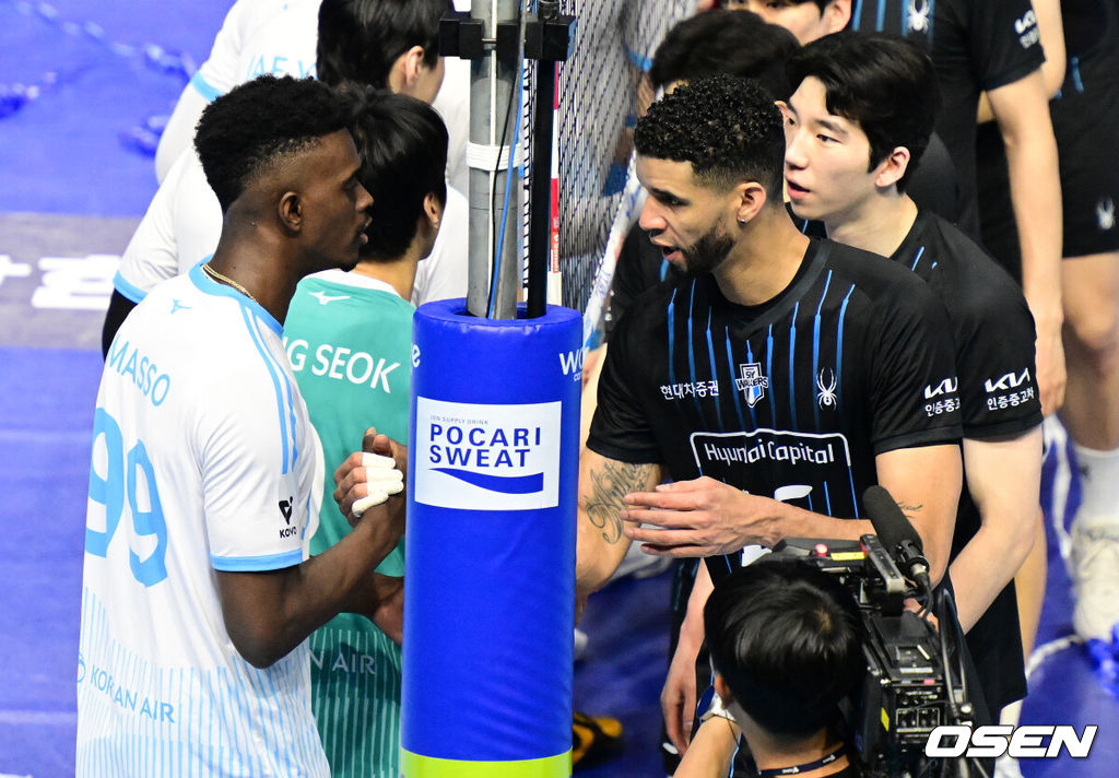 챔피언결정전에 앞서 외국인선수를 교체한 대한항공이 챔피언결정전 1차전에서 정규리그 1위의 품격을 과시했다. 대한항공 점보스는 2일 인천 계양체육관에서 열린 진에어 2025-2026 V리그 남자부 챔피언결정전(5전 3선승제) 현대캐피탈 스카이워커스와의 1차전에서 세트 스코어 3-2(25-19, 19-25, 23-25, 25-20, 15-11)로 승리했다. 정규리그 1위 대한항공은 우리카드와 플레이오프(2승)를 거쳐 올라온 2위 현대캐피탈에 기선을 제압하며 우승확률 75%(20번 중 15번)를 거머쥐었다. 경기를 마치고 대한항공 마쏘와 현대캐피탈 레오가 인사를 나누고 있다. 2026.04.02 / jpnews@osen.co.kr