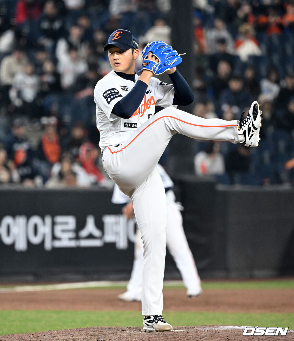 2일 대전 한화생명볼파크에서 2026 신한 SOL KBO리그 한화 이글스와 KT 위즈의 경기가 열렸다.이날 한화는 문동주, KT는 오원석을 선발로 내세웠다.9회초 무사에서 한화 강건우가 역투하고 있다. 2026.04.02 /sunday@osen.co.kr