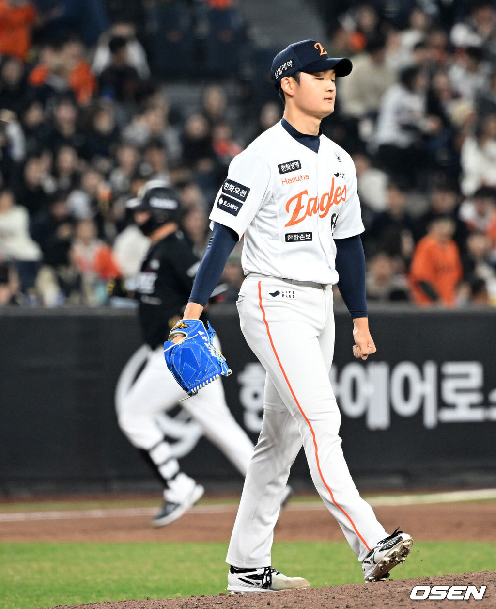 2일 대전 한화생명볼파크에서 2026 신한 SOL KBO리그 한화 이글스와 KT 위즈의 경기가 열렸다.이날 한화는 문동주, KT는 오원석을 선발로 내세웠다.7회초 2사 1루에서 한화 강건우가 KT 장성우에게 좌중월 홈럼을 허용하고 아쉬워하고 있다. 2026.04.02 /sunday@osen.co.kr