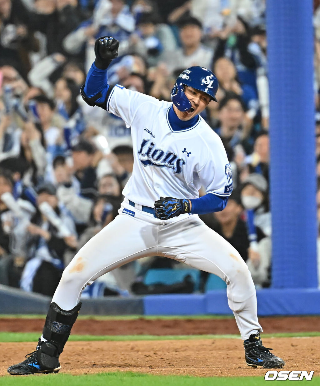 2일 대구삼성라이온즈파크에서 2026 신한 SOL KBO 리그 삼성 라이온즈와 두산 베어스의 경기가 열렸다. 홈팀 삼성은 이승현이, 방문팀 두산은 최민석이 선발 출전했다. 삼성 라이온즈 구자욱이 8회말 무사 2루 우익수 앞 1타점 안타를 치고 세리머니를 하고 있다. 2026.04.02 / foto0307@osen.co.kr