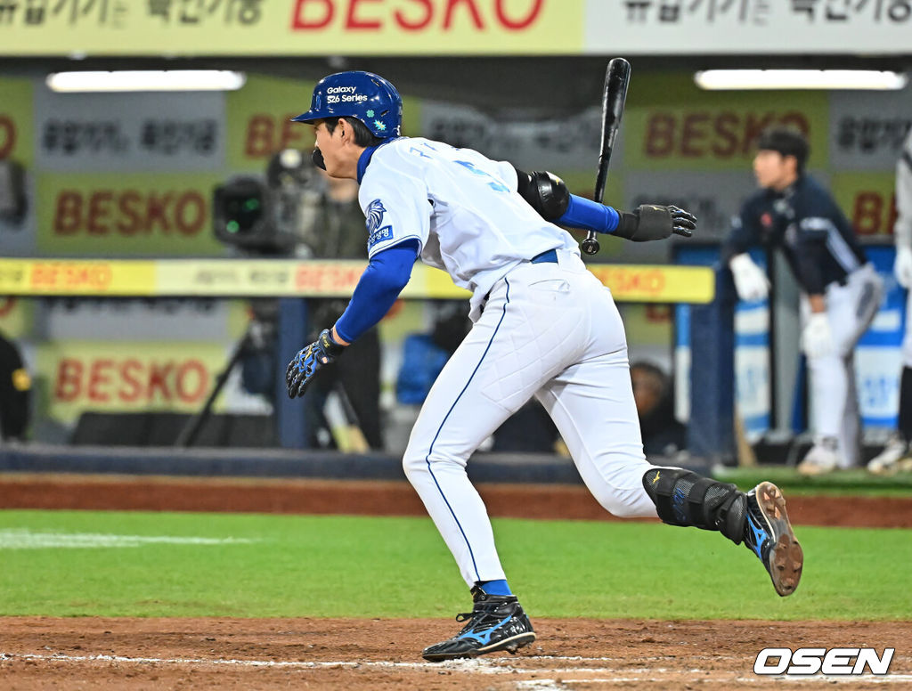 2일 대구삼성라이온즈파크에서 2026 신한 SOL KBO 리그 삼성 라이온즈와 두산 베어스의 경기가 열렸다. 홈팀 삼성은 이승현이, 방문팀 두산은 최민석이 선발 출전했다. 삼성 라이온즈 구자욱이 8회말 무사 2루 우익수 앞 1타점 안타를 치고 있다. 2026.04.02 / foto0307@osen.co.kr