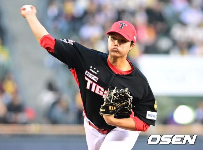 [OSEN=잠실, 조은정 기자] 2일 서울 잠실야구장에서 2026 신한 SOL KBO리그 LG 트윈스와 KIA 타이거즈의 경기가 열렸다. 이날 LG는 웰스, KIA는 김태형을 선발로 내세웠다. 1회말 KIA 김태형이 역투를 하고 있다. 2026.04.02 /cej@osen.co.kr