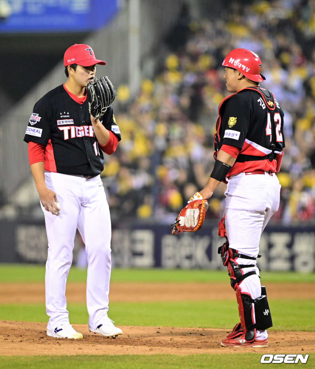 2일 서울 잠실야구장에서 2026 신한 SOL KBO리그 LG 트윈스와 KIA 타이거즈의 경기가 열렸다.이날 LG는 웰스, KIA는 김태형을 선발로 내세웠다.4회말 1사 1,2루에서 KIA 김태형이 LG 천성호에게 볼넷을 허용하자 포수 김태군이 마운드에 오르고 있다. 2026.04.02 /cej@osen.co.kr