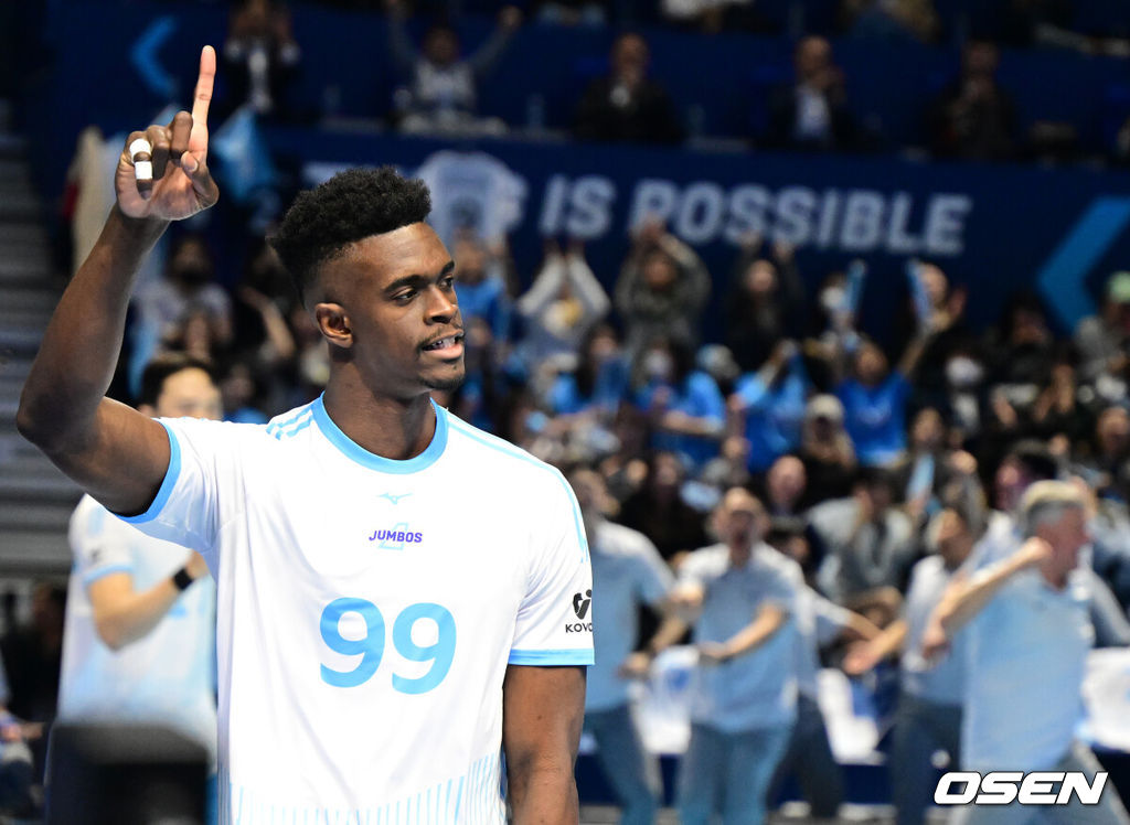 2일 인천 계양체육관에서 진에어 2025~2026 V리그 남자부 챔피언결정 1차전이 열렸다.양팀은 2시즌 연속 챔피언결정전에서 만났다. 대한항공은 정규리그 1위, 현대캐피탈은 2위로 우리카드를 플레이오프에서 꺾고 올라왔다. 1세트 대한항공 마쏘가 득점에 기뻐하고 있다. 2026.04.02 / jpnews@osen.co.kr