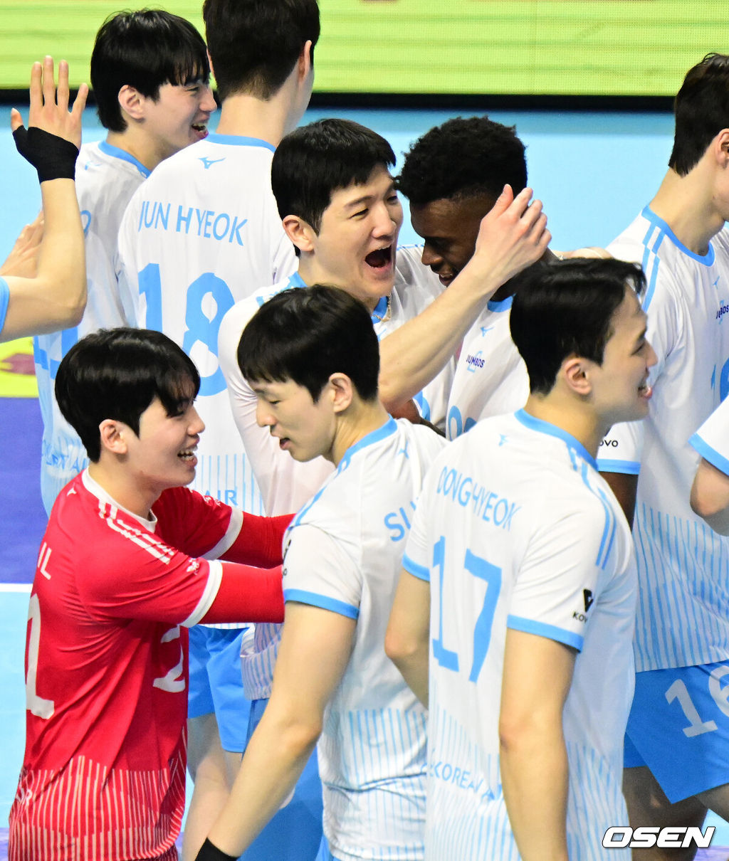 챔피언결정전에 앞서 외국인선수를 교체한 대한항공이 챔피언결정전 1차전에서 정규리그 1위의 품격을 과시했다. 대한항공 점보스는 2일 인천 계양체육관에서 열린 진에어 2025-2026 V리그 남자부 챔피언결정전(5전 3선승제) 현대캐피탈 스카이워커스와의 1차전에서 세트 스코어 3-2(25-19, 19-25, 23-25, 25-20, 15-11)로 승리했다. 정규리그 1위 대한항공은 우리카드와 플레이오프(2승)를 거쳐 올라온 2위 현대캐피탈에 기선을 제압하며 우승확률 75%(20번 중 15번)를 거머쥐었다. 경기를 마치고 대한항공 정지석, 마쏘가 승리를 기뻐하고 있다. 2026.04.02 / jpnews@osen.co.kr