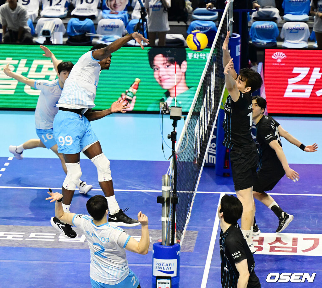 챔피언결정전에 앞서 외국인선수를 교체한 대한항공이 챔피언결정전 1차전에서 정규리그 1위의 품격을 과시했다. 대한항공 점보스는 2일 인천 계양체육관에서 열린 진에어 2025-2026 V리그 남자부 챔피언결정전(5전 3선승제) 현대캐피탈 스카이워커스와의 1차전에서 세트 스코어 3-2(25-19, 19-25, 23-25, 25-20, 15-11)로 승리했다. 정규리그 1위 대한항공은 우리카드와 플레이오프(2승)를 거쳐 올라온 2위 현대캐피탈에 기선을 제압하며 우승확률 75%(20번 중 15번)를 거머쥐었다. 5세트 대한항공 마쏘가 매치 포인트 득점을 올리고 있다. 2026.04.02 / jpnews@osen.co.kr