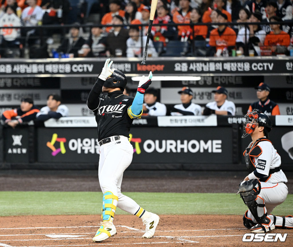 배트에 맞자마자 '홈런 직감' 안현민