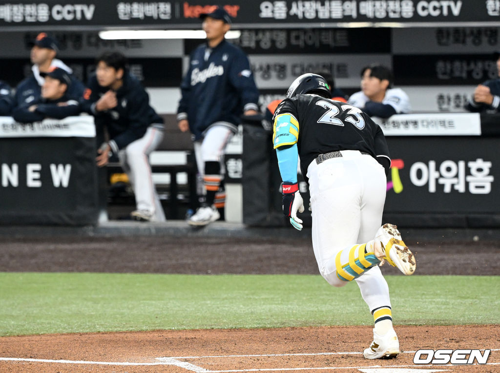 홈런 타구 확인 후 고개 숙이며 베이스 돈 안현민