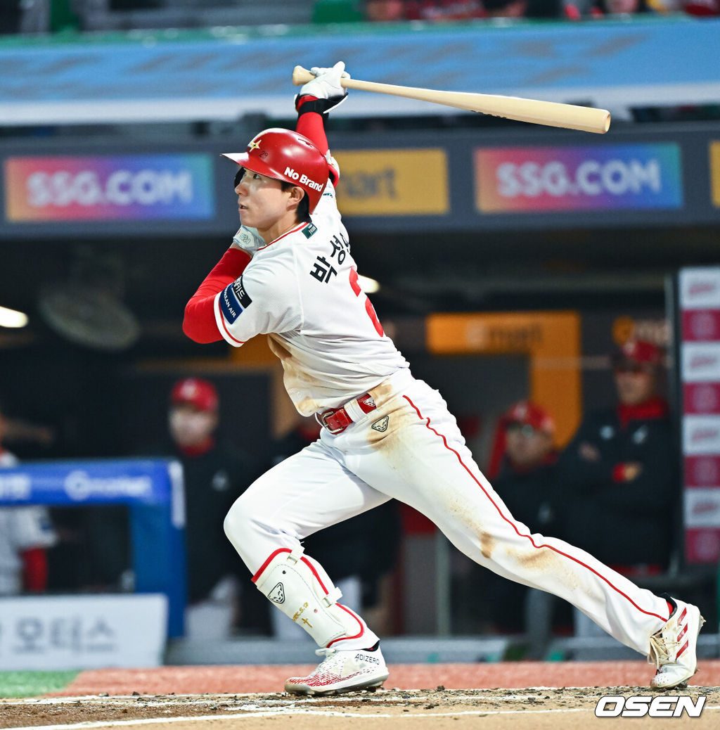 2일 오후 인천 SSG랜더스필드에서 2026 신한 SOL KBO리그 SSG 랜더스와 키움 히어로즈의 경기가 진행됐다.이날 SSG는 최민준을, 키움은 정현우를 선발투수로 내세웠다. 3회말 무사 2루 SSG 박성한이 1타점 적시 2루타를 날리고 있다.    2026.04.02 / soul1014@osen.co.kr