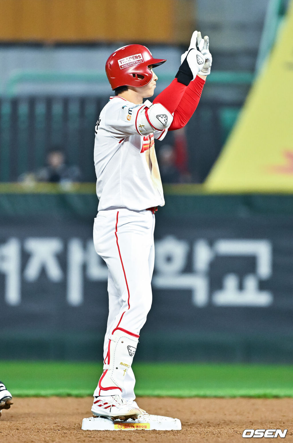 2일 오후 인천 SSG랜더스필드에서 2026 신한 SOL KBO리그 SSG 랜더스와 키움 히어로즈의 경기가 진행됐다.이날 SSG는 최민준을, 키움은 정현우를 선발투수로 내세웠다. 3회말 무사 2루 SSG 박성한이 1타점 적시 2루타를 날리고 세리머니를 하고 있다.    2026.04.02 / soul1014@osen.co.kr