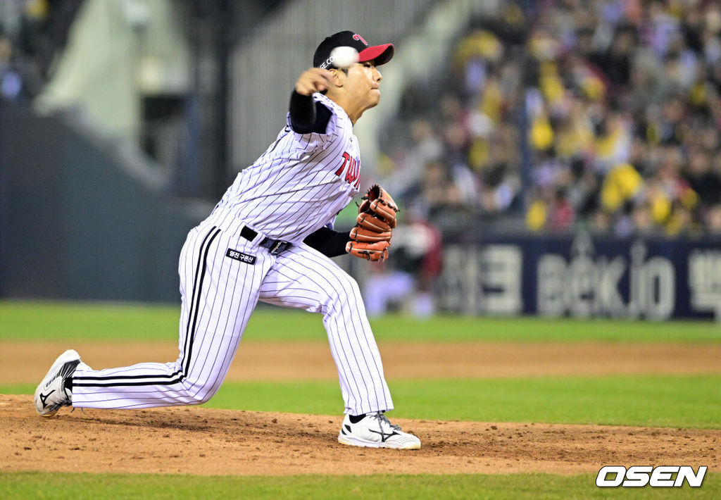 2일 서울 잠실야구장에서 2026 신한 SOL KBO리그 LG 트윈스와 KIA 타이거즈의 경기가 열렸다. 이날 LG는 웰스, KIA는 김태형을 선발로 내세웠다. 8회초 LG 우강훈이 역투를 하고 있다. 2026.04.02 /cej@osen.co.kr