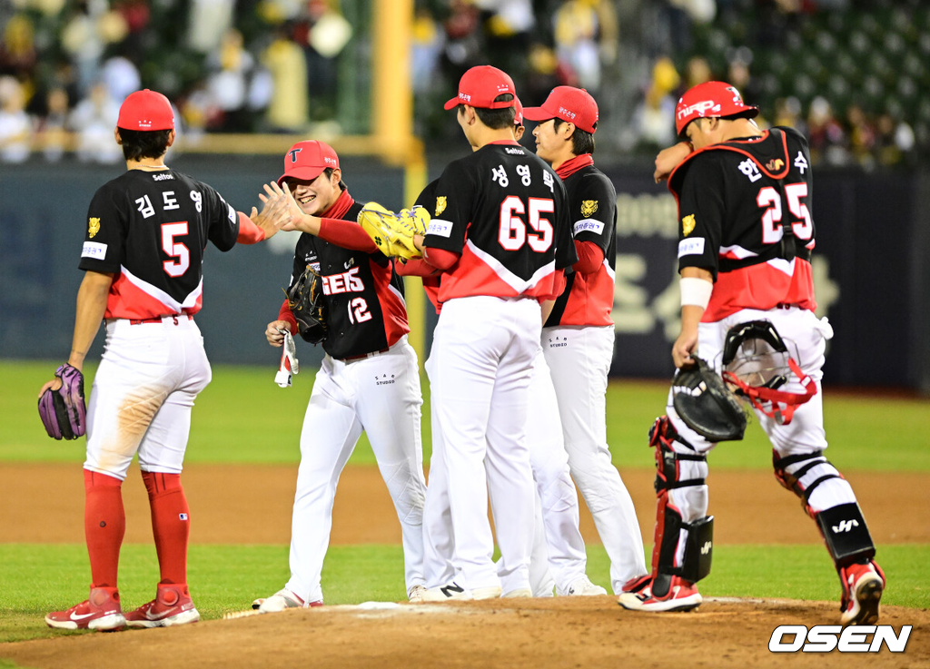 프로야구 KIA 타이거즈가 개막 2연패에서 탈출했다. 그러나 LG 트윈스는 8년 만에 개막 3연패를 당했다. KIA는 31일 서울 잠실구장에서 열린 2026 KBO리그 LG와 시즌 첫 맞대결에서 7-2로 승리했다. 김도영이 투런 홈런 포함 4타수 3안타 1볼넷 3타점으로 활약했다. 카스트로는 2루타 2방을 때리며 2타점을 기록했다. 선발투수 올러는 6이닝 동안 단 3안타만 맞고 1볼넷 3탈삼진 무실점으로 승리 투수가 됐다.KIA 선수들이 승리를 기뻐하고 있다. 2026.03.31 / jpnews@osen.co.kr