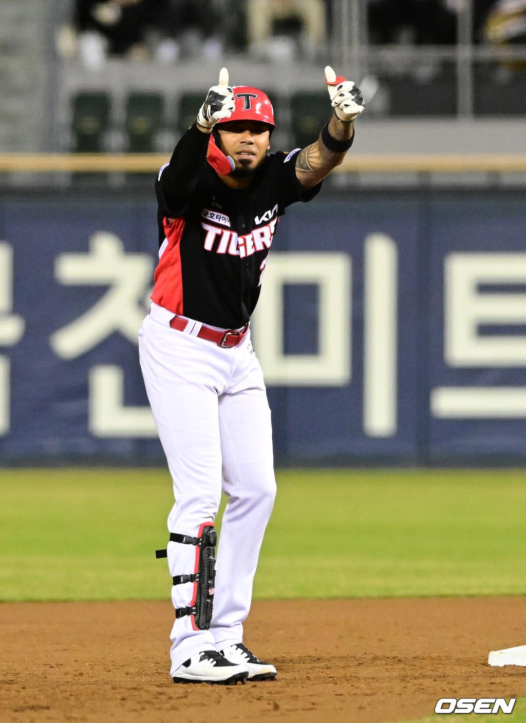 31일 서울 잠실야구장에서 2026 신한 SOL KBO리그 LG 트윈스와 KIA 타이거즈즈의 경기가 열렸다.이날 LG는 톨허스트, KIA는 아담 올러를 선발로 내세웠다.2회초 2사 1,3루에서 KIA 카스트로가 2타점 적시 2루타를 날리며 기뻐하고 있다. 2026.03.31 / jpnews@osen.co.kr