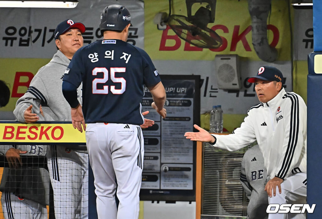 2일 대구삼성라이온즈파크에서 2026 신한 SOL KBO 리그 삼성 라이온즈와 두산 베어스의 경기가 열렸다. 홈팀 삼성은 이승현이, 방문팀 두산은 최민석이 선발 출전했다. 두산 베어스 김원형 감독이 2회초 1사 만루 이유찬의 밀어내기 볼넷에 득점을 올린 양의지를 반기고 있다. 2026.04.02 / foto0307@osen.co.kr