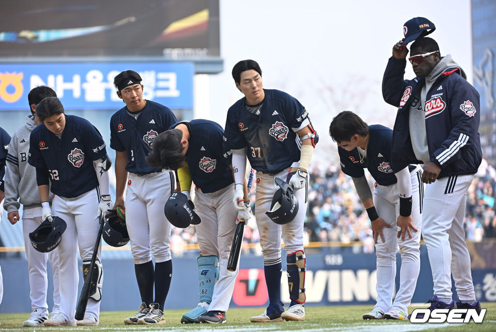 28일 창원NC파크에서 2026 신한 SOL KBO 리그 NC 다이노스와 두산 베어스의 경기가 열렸다. 홈팀 NC는 구창모가, 방문팀 두산은 플렉센이 선발 출전했다. 두산 베어스 선수들이 0-6으로 패한 후 팬들에게 인사를 하고 있다. 2026.03.28 / foto0307@osen.co.kr