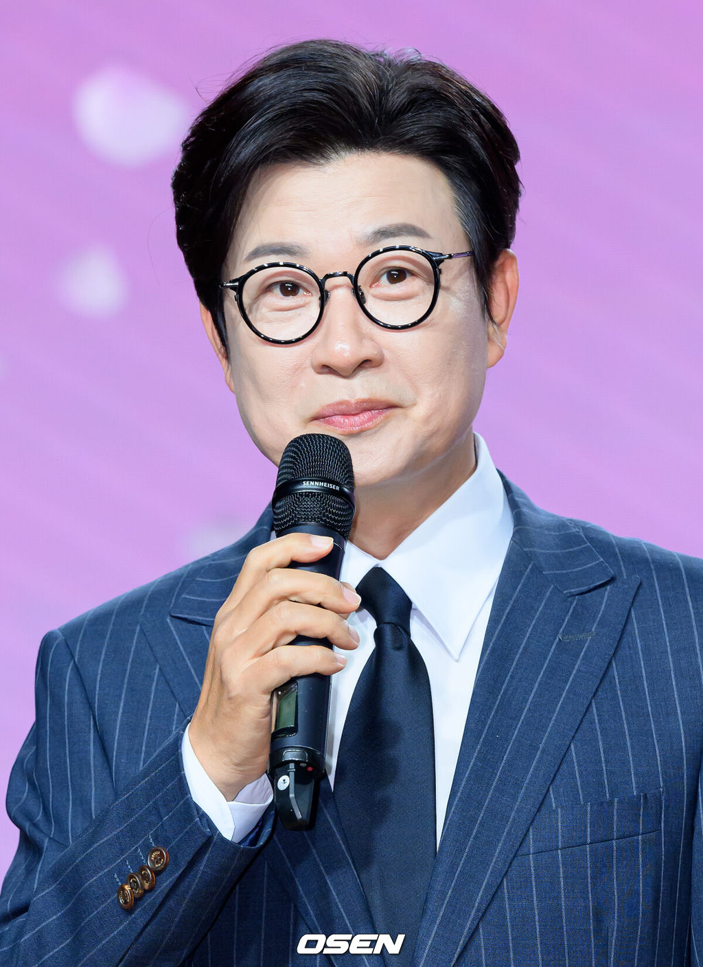 9일 오후 서울 일지아트홀에서 트로트 가수 김태연 첫 번째 정규앨범 '설레임' 발매기념 쇼케이스가 열렸다.김태연의 첫 번째 정규앨범 ‘설레임’은 깊어진 감성과 더욱 단단해진 보컬로 돌아온 김태연의 진심이 담긴 작품이다. 아나운서 김성주가 진행을 하고 있다. 2025.04.09 /sunday@osen.co.kr