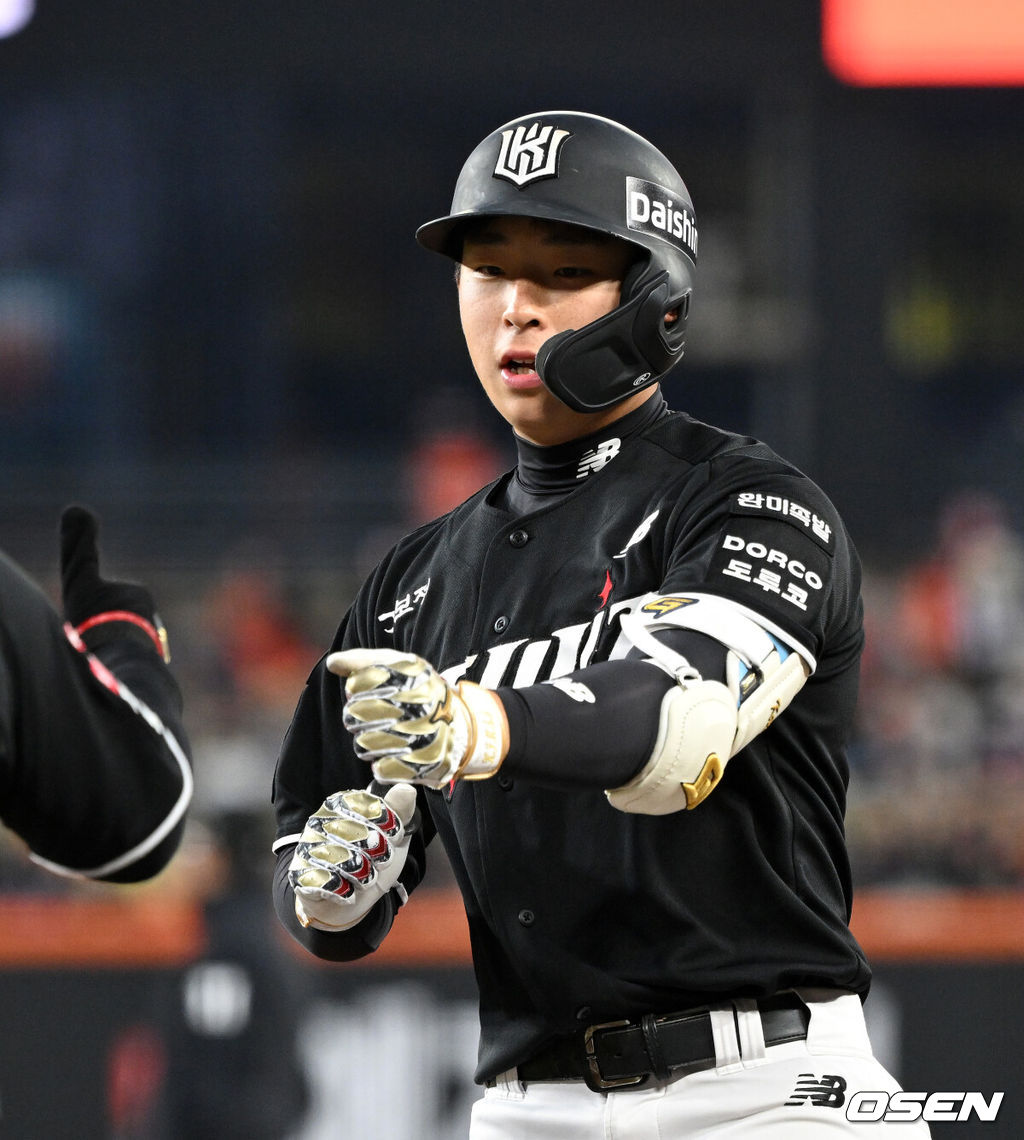 2일 대전 한화생명볼파크에서 2026 신한 SOL KBO리그 한화 이글스와 KT 위즈의 경기가 열렸다.이날 한화는 문동주, KT는 오원석을 선발로 내세웠다.3회초 무사에서 KT 이강민이 좌전 안타를 치고 환호하고 있다. 2026.04.02 /sunday@osen.co.kr