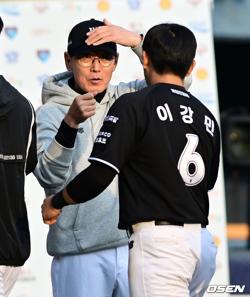 프로야구 KT 위즈가 LG 트윈스 상대로 개막시리즈를 스윕했다. KT는 29일 서울 잠실구장에서 열린 2026 KBO리그 LG와 시즌 2차전에서 6-5로 승리했다. 허경민이 동점 투런 홈런을 터뜨렸고, 9회초 김현수가 좌익수 앞 땅볼로 결승타점을 올렸다. 9회말 박영현이 등판해 1점 차 리드를 지켜내며 이틀 연속 세이브를 챙겼다. KT 아강철 감독이 이강민과 승리를 기뻐하고 있다. 2026.03.29 / jpnews@osen.co.kr