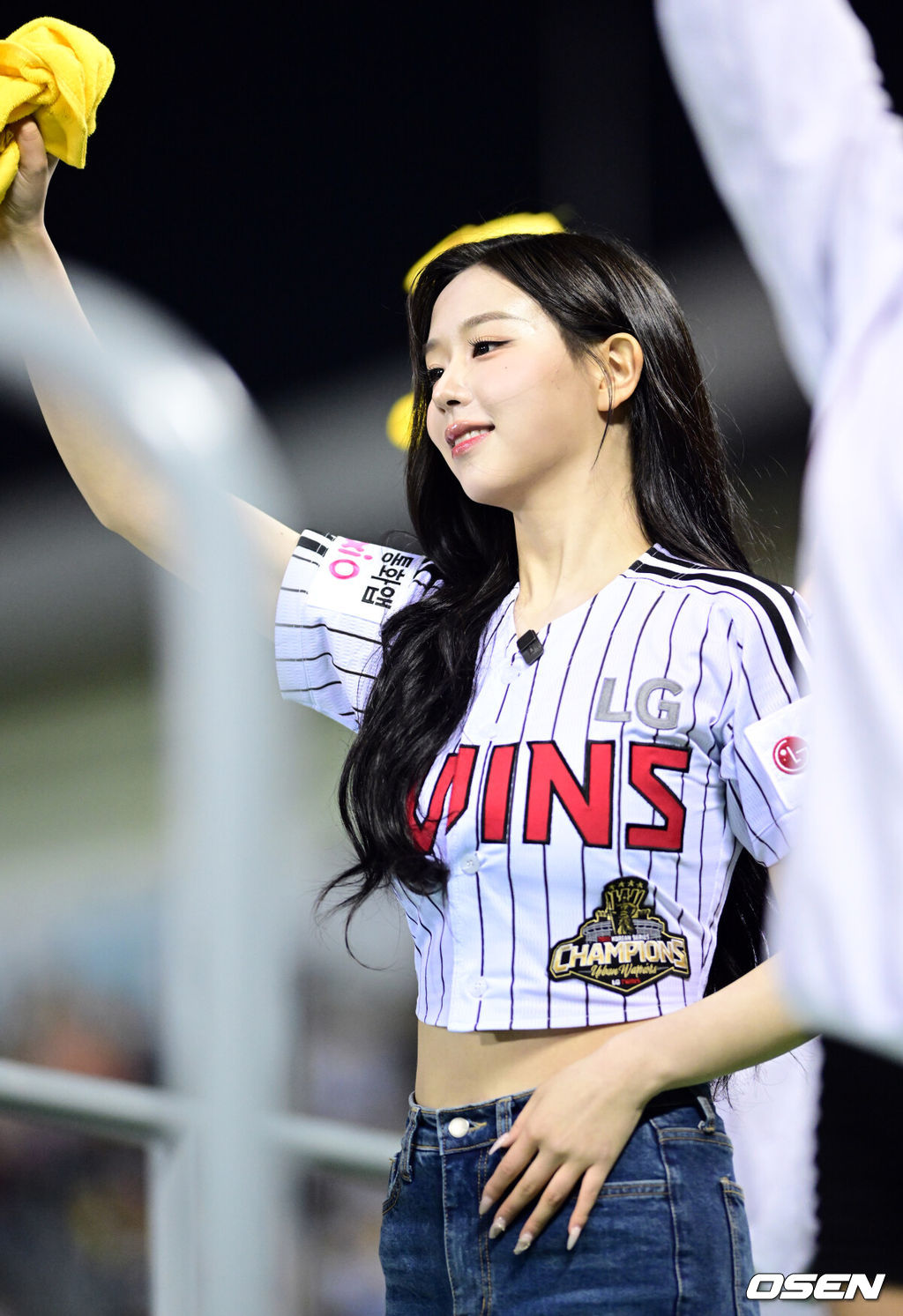 프로야구 LG 트윈스가 KIA 타이거즈에 위닝에 성공했다. LG 2일 잠실구장에서 열린 2026 KBO리그 KIA와 경기에서 2-1로 승리했다. 1승 1패를 주고받고 3연전 마지막 경기에서 승리했다. 이로써 LG는 개막 3연패 이후 2연승을 기록했다. KIA는 1승 4패가 됐다. 트리플에스 김채연이 경기 응원을 하고 있다. 2026.04.02 /cej@osen.co.kr