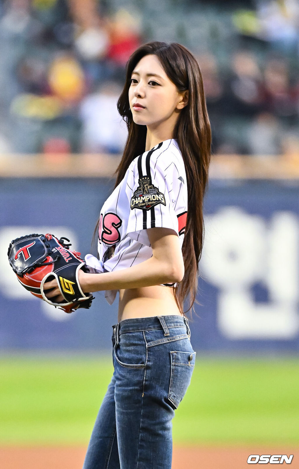 프로야구 LG 트윈스가 KIA 타이거즈를 꺾고 개막 3연패에서 탈출했다. LG는 1일 서울 잠실구장에서 열린 2027 KBO리그 KIA와 시즌 2차전 맞대결에서 7-2로 승리했다. 이로써 LG는 개막 3연패를 끊고 첫 승을 신고했다.경기 앞서 있지 유나가 시구를 하고 있다.      2026.04.01 / soul1014@osen.co.kr