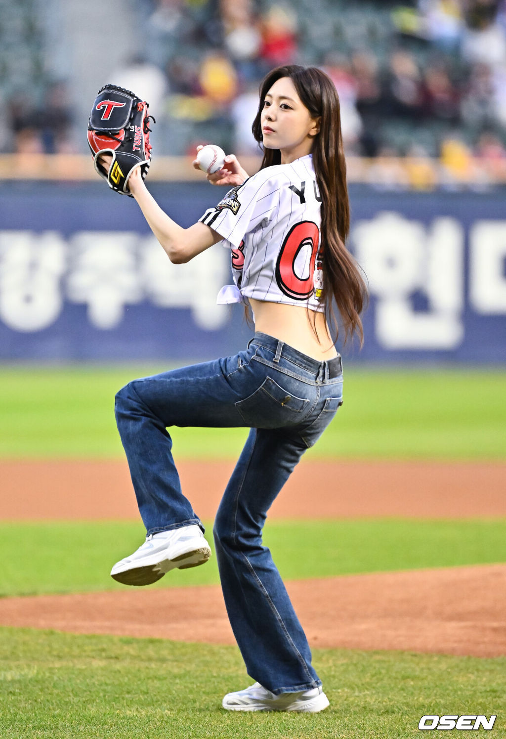 프로야구 LG 트윈스가 KIA 타이거즈를 꺾고 개막 3연패에서 탈출했다. LG는 1일 서울 잠실구장에서 열린 2027 KBO리그 KIA와 시즌 2차전 맞대결에서 7-2로 승리했다. 이로써 LG는 개막 3연패를 끊고 첫 승을 신고했다.경기 앞서 있지 유나가 시구를 하고 있다.      2026.04.01 / soul1014@osen.co.kr