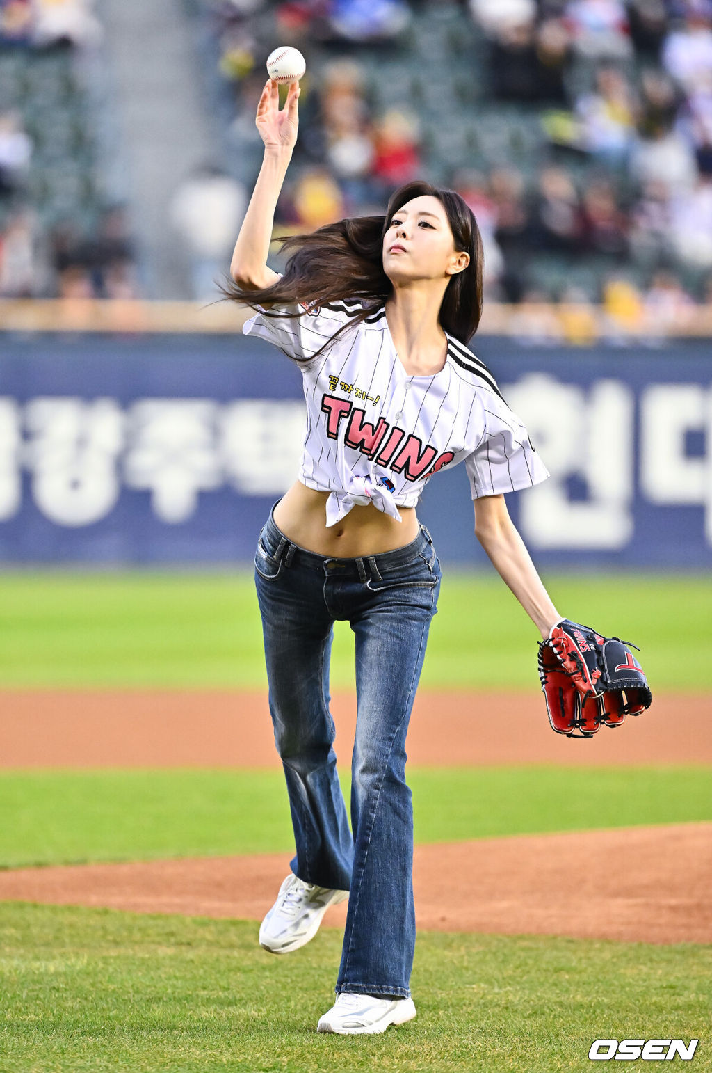 프로야구 LG 트윈스가 KIA 타이거즈를 꺾고 개막 3연패에서 탈출했다. LG는 1일 서울 잠실구장에서 열린 2027 KBO리그 KIA와 시즌 2차전 맞대결에서 7-2로 승리했다. 이로써 LG는 개막 3연패를 끊고 첫 승을 신고했다.경기 앞서 있지 유나가 시구를 하고 있다.      2026.04.01 / soul1014@osen.co.kr