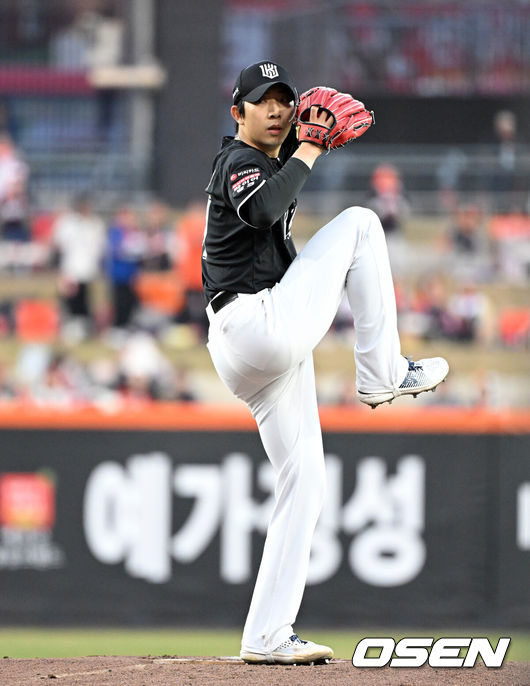 [OSEN=대전, 이대선 기자] 2일 대전 한화생명볼파크에서 2026 신한 SOL KBO리그 한화 이글스와 KT 위즈의 경기가 열렸다.이날 한화는 문동주, KT는 오원석을 선발로 내세웠다.1회말 무사에서 KT 선발투수 오원석이 역투하고 있다. 2026.04.02 /sunday@osen.co.kr