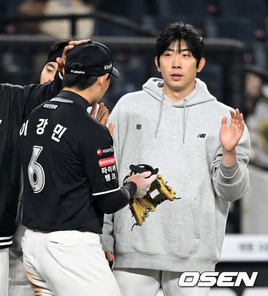 [OSEN=대전, 이대선 기자] 프로야구 KT 위즈가 한화 이글스와의 3연전을 싹쓸이, 창단 최초 개막 5연승을 질주했다.이강철 감독이 이끄는 KT는 2일 대전 한화생명 볼파크에서 열린 2026 신한 SOL KBO리그 한화와의 원정경기에서 승리했다. KT는 5경기 전승으로 개막 5연승을 달성했고, 3연패에 빠진 한화는 2승3패를 마크했다.경기 종료 후 KT 오원석이 동료들과 승리의 기쁨을 나누고 있다. 2026.04.02 /sunday@osen.co.kr