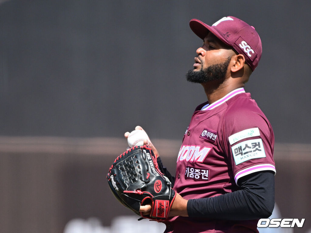 28일 대전 한화생명볼파크에서 ‘2026 신한 SOL KBO리그’ 개막전 한화 이글스와 키움 히어로즈의 맞대결이 열렸다.홈팀 한화는 윌켈 에르난데스, 방문팀 키움은 라울 알칸타라를 선발로 내세웠다. 1회말 키움 선발 알칸타라가 투구를 준비하고 있다. 2025.03.28 / dreamer@osen.co.kr