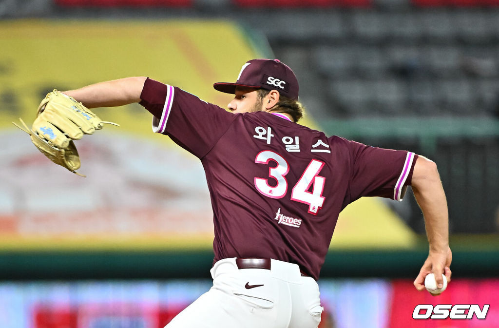 31일 오후 인천 SSG랜더스필드에서 2026 신한 SOL KBO리그 SSG 랜더스와 키움 히어로즈의 경기가 진행됐다.이날 SSG는 베니지아노를, 키움은 와일스를 선발투수로 내세웠다. 3회말 키움 선발투수 와일스가 역투하고 있다.    2026.03.31 / soul1014@osen.co.kr