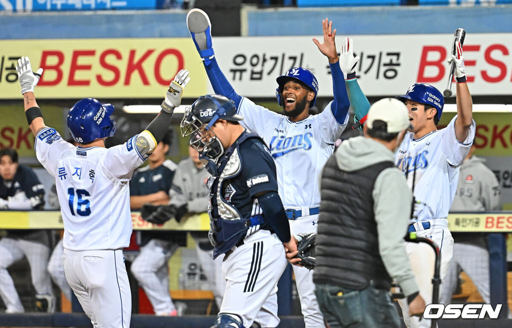 2일 대구삼성라이온즈파크에서 2026 신한 SOL KBO 리그 삼성 라이온즈와 두산 베어스의 경기가 열렸다. 홈팀 삼성은 이승현이, 방문팀 두산은 최민석이 선발 출전했다. 삼성 라이온즈 류지혁이 8회말 1사 1루 우월 2점 홈런을 치고 디아즈, 김영웅의 축하를 받고 있다. 2026.04.02 / foto0307@osen.co.kr