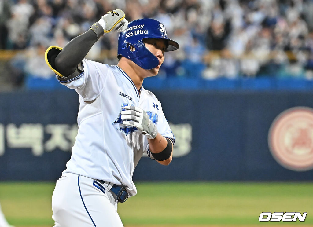 2일 대구삼성라이온즈파크에서 2026 신한 SOL KBO 리그 삼성 라이온즈와 두산 베어스의 경기가 열렸다. 홈팀 삼성은 이승현이, 방문팀 두산은 최민석이 선발 출전했다. 삼성 라이온즈 류지혁이 8회말 1사 1루 우월 2점 홈런을 치고 환호하고 있다. 2026.04.02 / foto0307@osen.co.kr