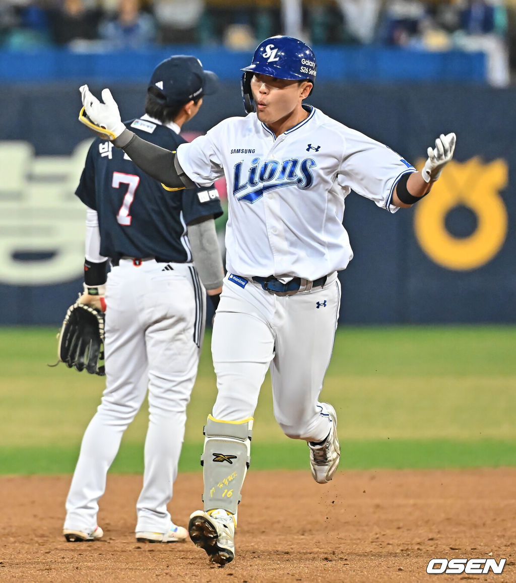 2일 대구삼성라이온즈파크에서 2026 신한 SOL KBO 리그 삼성 라이온즈와 두산 베어스의 경기가 열렸다. 홈팀 삼성은 이승현이, 방문팀 두산은 최민석이 선발 출전했다. 삼성 라이온즈 류지혁이 8회말 1사 1루 우월 2점 홈런을 치고 환호하고 있다. 2026.04.02 / foto0307@osen.co.kr