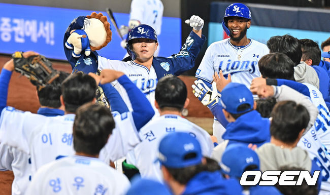 [OSEN=대구, 이석우 기자] 2일 대구삼성라이온즈파크에서 2026 신한 SOL KBO 리그 삼성 라이온즈와 두산 베어스의 경기가 열렸다. 홈팀 삼성은 이승현이, 방문팀 두산은 최민석이 선발 출전했다. 삼성 라이온즈 류지혁이 8회말 1사 1루 우월 2점 홈런을 치고 세리머니를 하고 있다. 2026.04.02 / foto0307@osen.co.kr