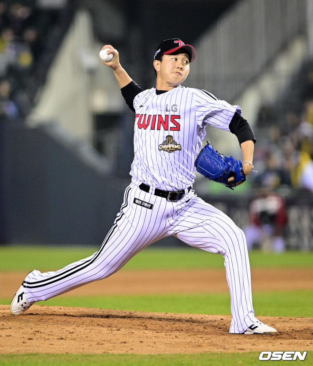 2일 서울 잠실야구장에서 2026 신한 SOL KBO리그 LG 트윈스와 KIA 타이거즈의 경기가 열렸다. 이날 LG는 웰스, KIA는 김태형을 선발로 내세웠다. 9회초 LG가 2-1로 앞서는 상황에서 유영찬이 역투를 하고 있다. 2026.04.02 /cej@osen.co.kr