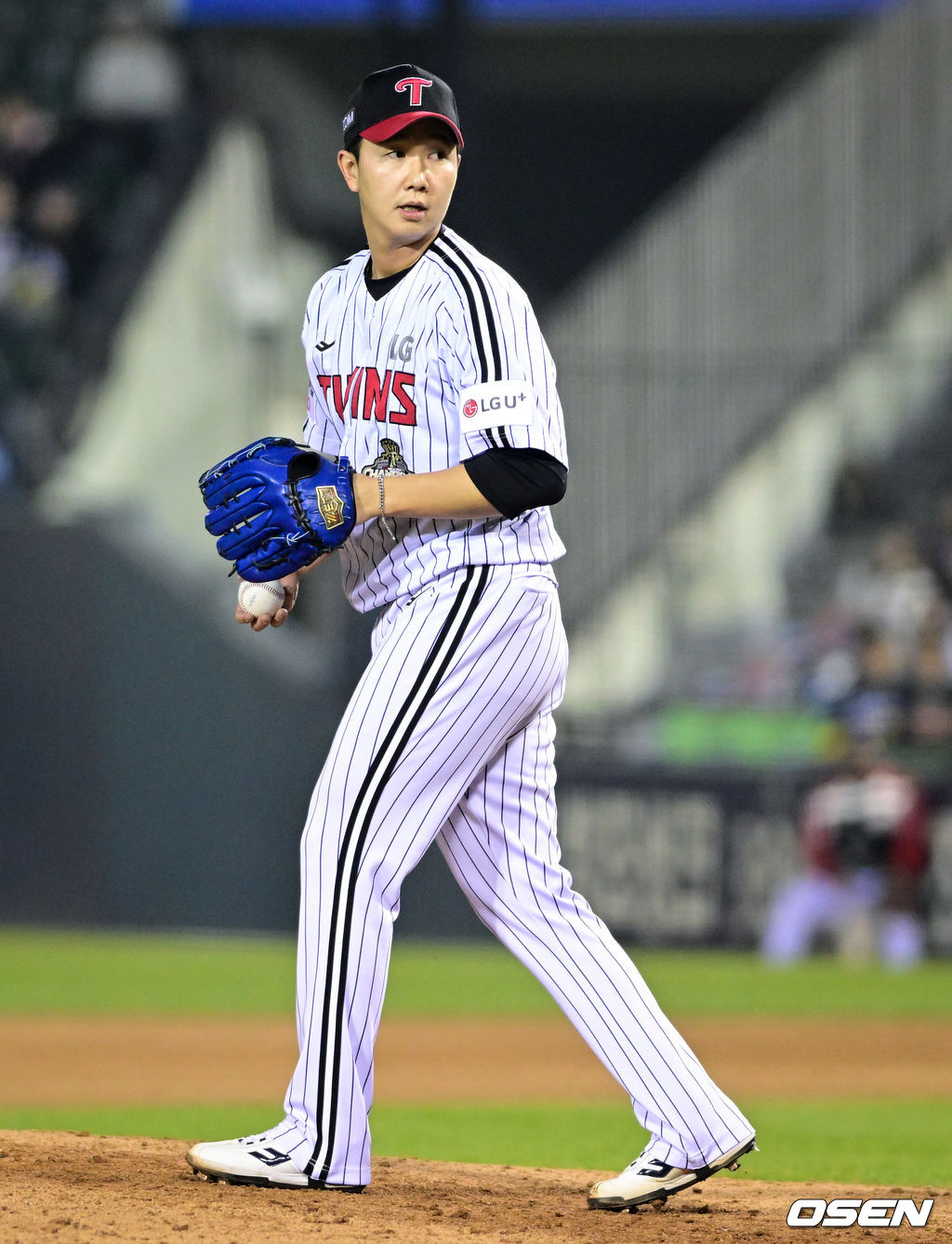 2일 서울 잠실야구장에서 2026 신한 SOL KBO리그 LG 트윈스와 KIA 타이거즈의 경기가 열렸다. 이날 LG는 웰스, KIA는 김태형을 선발로 내세웠다. 9회초 LG 유영찬이 KIA 선두타자 김선빈에게 볼넷을 허용한 뒤 아쉬워하고 있다. 2026.04.02 /cej@osen.co.kr