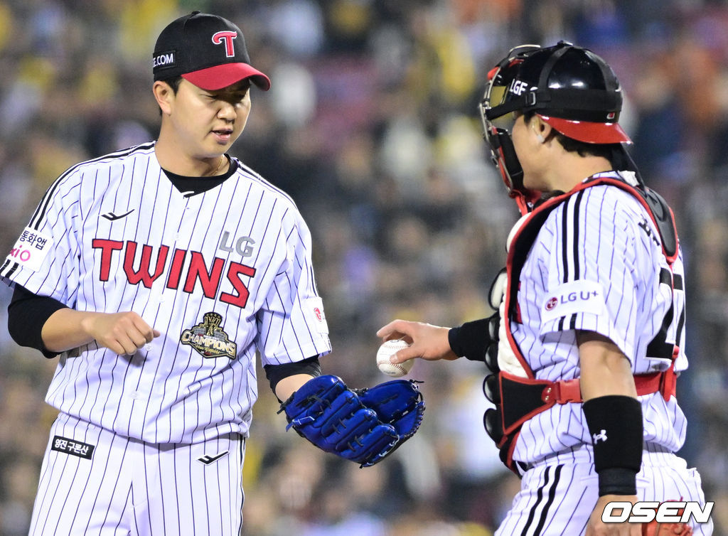 프로야구 LG 트윈스가 KIA 타이거즈에 위닝에 성공했다. LG 2일 잠실구장에서 열린 2026 KBO리그 KIA와 경기에서 2-1로 승리했다. 1승 1패를 주고받고 3연전 마지막 경기에서 승리했다. 이로써 LG는 개막 3연패 이후 2연승을 기록했다. KIA는 1승 4패가 됐다. 9회초 1사 1루에서 포수 박동원이 마운드에 올라 유영찬과 대화를 하고 있다. 2026.04.02 /cej@osen.co.kr