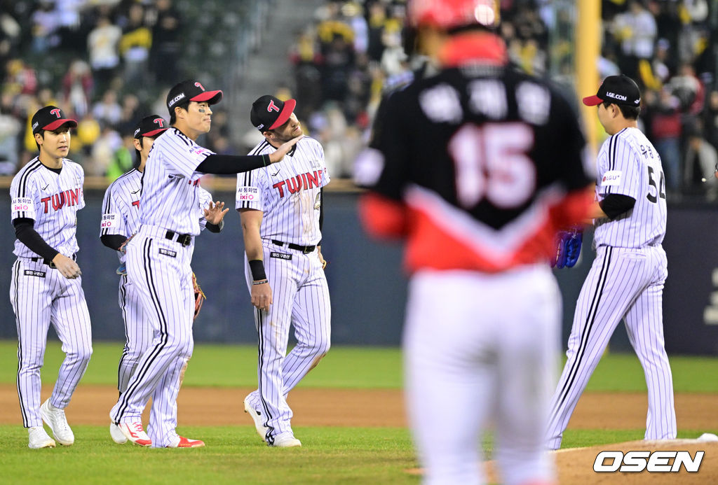 프로야구 LG 트윈스가 KIA 타이거즈에 위닝에 성공했다. LG 2일 잠실구장에서 열린 2026 KBO리그 KIA와 경기에서 2-1로 승리했다. 1승 1패를 주고받고 3연전 마지막 경기에서 승리했다. 이로써 LG는 개막 3연패 이후 2연승을 기록했다. KIA는 1승 4패가 됐다. LG 야수진이 유영찬과 승리를 기뻐하고 있다. 2026.04.02 /cej@osen.co.kr