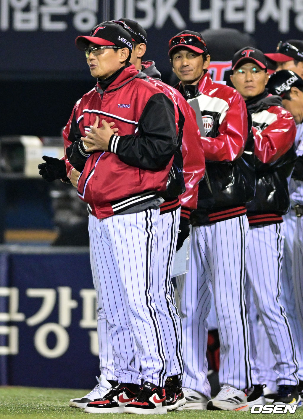 2일 서울 잠실야구장에서 2026 신한 SOL KBO리그 LG 트윈스와 KIA 타이거즈의 경기가 열렸다. 이날 LG는 웰스, KIA는 김태형을 선발로 내세웠다. 프로야구 LG 트윈스가 KIA 타이거즈에 위닝에 성공했다. LG 2일 잠실구장에서 열린 2026 KBO리그 KIA와 경기에서 2-1로 승리했다. 1승 1패를 주고받고 3연전 마지막 경기에서 승리했다. 이로써 LG는 개막 3연패 이후 2연승을 기록했다. KIA는 1승 4패가 됐다. LG 염경엽 감독이 졸인 가가슴을 붙잡고 승리를 기뻐하고 있다. 2026.04.02 /cej@osen.co.kr2