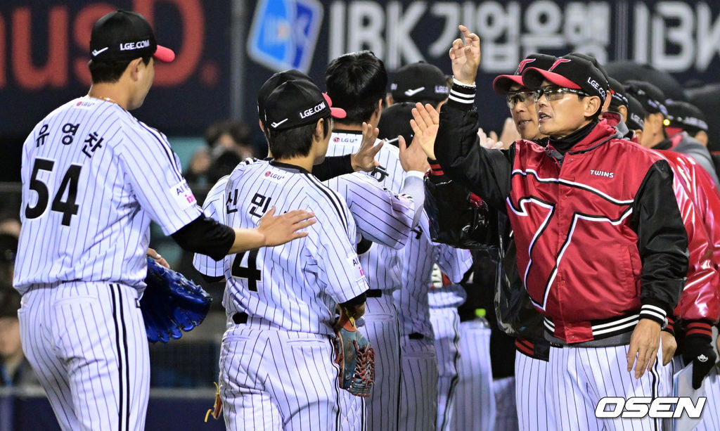 프로야구 LG 트윈스가 KIA 타이거즈에 위닝에 성공했다. LG 2일 잠실구장에서 열린 2026 KBO리그 KIA와 경기에서 2-1로 승리했다. 1승 1패를 주고받고 3연전 마지막 경기에서 승리했다. 이로써 LG는 개막 3연패 이후 2연승을 기록했다. KIA는 1승 4패가 됐다. LG 염경엽 감독이 유영찬과 승리를 기뻐하고 있다. 2026.04.02 /cej@osen.co.kr