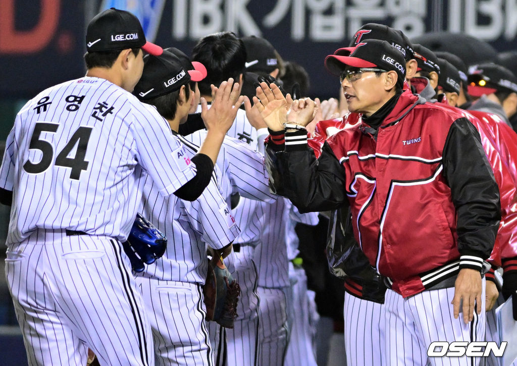 프로야구 LG 트윈스가 KIA 타이거즈에 위닝에 성공했다. LG 2일 잠실구장에서 열린 2026 KBO리그 KIA와 경기에서 2-1로 승리했다. 1승 1패를 주고받고 3연전 마지막 경기에서 승리했다. 이로써 LG는 개막 3연패 이후 2연승을 기록했다. KIA는 1승 4패가 됐다. LG 염경엽 감독이 유영찬과 승리를 기뻐하고 있다. 2026.04.02 /cej@osen.co.kr