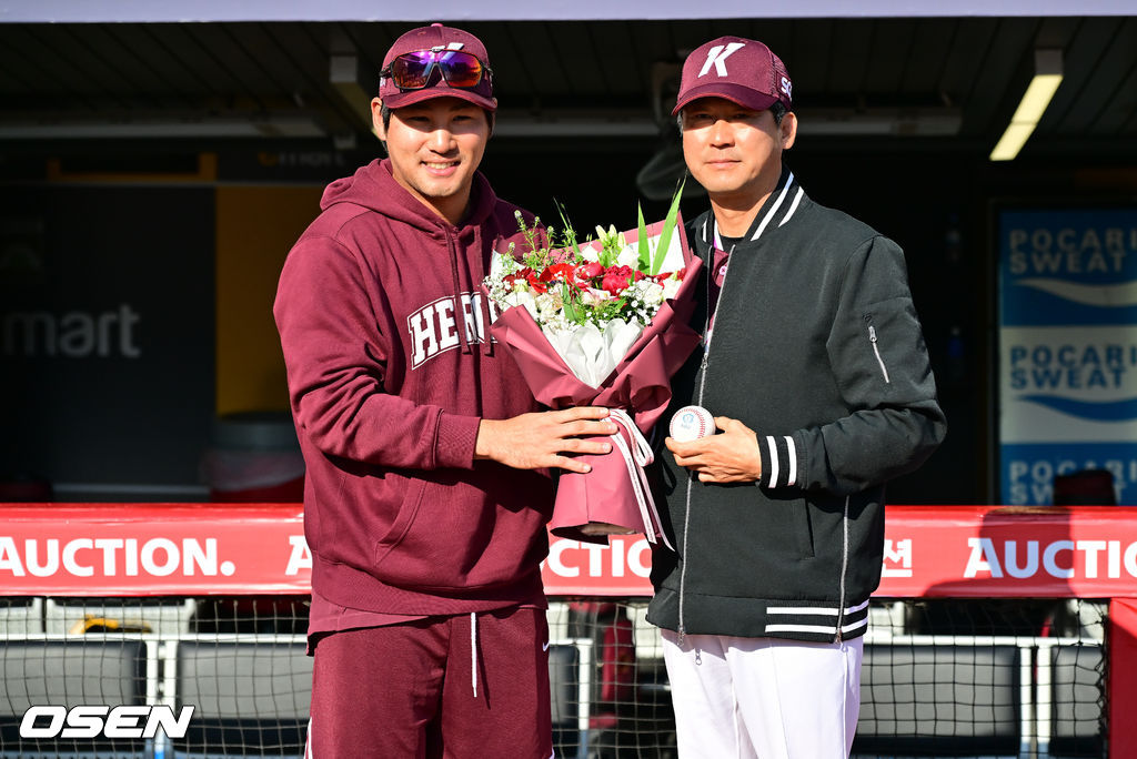 2일 오후 인천 SSG랜더스필드에서 2026 신한 SOL KBO리그 SSG 랜더스와 키움 히어로즈의 경기가 진행됐다.이날 SSG는 최민준을, 키움은 정현우를 선발투수로 내세웠다. 경기에 앞서 키움 설종진 감독이 부임 첫승 기념 꽃다발 증정식에서 주장 임지열과 함께 포즈를 취하고 있다.      2026.04.02 / soul1014@osen.co.kr