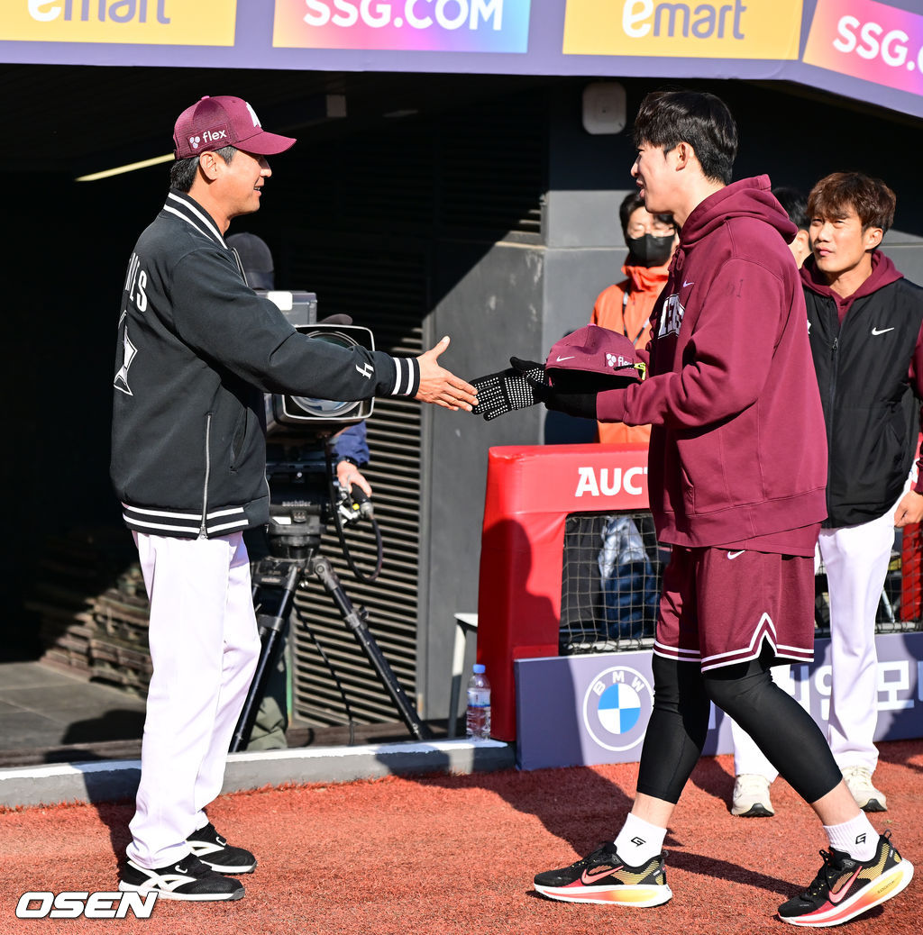 2일 오후 인천 SSG랜더스필드에서 2026 신한 SOL KBO리그 SSG 랜더스와 키움 히어로즈의 경기가 진행됐다.이날 SSG는 최민준을, 키움은 정현우를 선발투수로 내세웠다. 경기에 앞서 키움 설종진 감독이 전날 5이닝 무실점 승리투수가 된 배동현과 악수를 나누고 있다.     2026.04.02 / soul1014@osen.co.kr