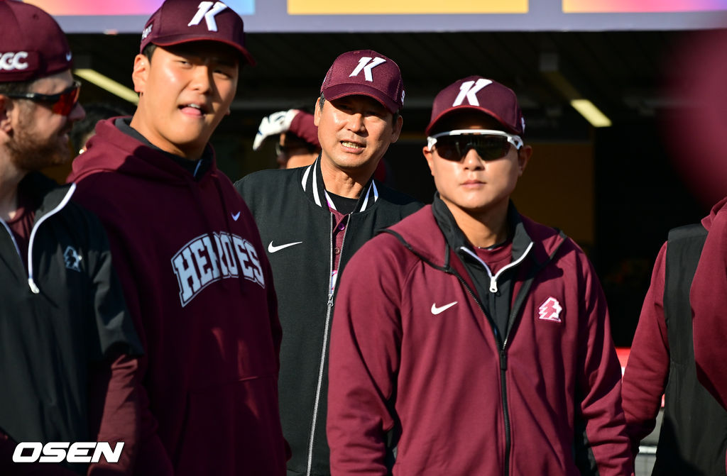 2일 오후 인천 SSG랜더스필드에서 2026 신한 SOL KBO리그 SSG 랜더스와 키움 히어로즈의 경기가 진행됐다.이날 SSG는 최민준을, 키움은 정현우를 선발투수로 내세웠다. 경기에 앞서 키움 설종진 감독이 선수들이 미팅을 지켜보고 있다.       2026.04.02 / soul1014@osen.co.kr
