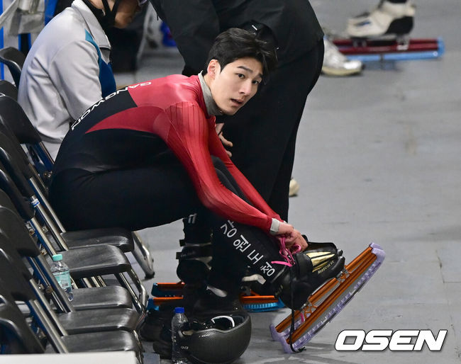 [OSEN=목동, 김성락 기자] 9일 오전 서울 양천구 목동 실내빙사장에서 ‘2025/26 시즌 쇼트트랙 국가대표 1차 선발대회’가 열렸다.국가대표 1, 2차 선발대회는 대회별 개인종목 500m와 1000m, 1500m의 3개 종목별 순위 점수를 합산하여 종합순위를 결정하는 방식으로 진행된다. 1차 대회 남녀 각 상위 24명이 2차 선발대회에 진출하며, 두 대회의 종합 점수를 합산하여 2025-26시즌 국제빙상경기연맹(ISU) 쇼트트랙 월드투어 시리즈와 세계선수권대회, 2026 밀라노-코르티나 담페초 동계올림픽에 출전할 최종 쇼트트랙 국가대표 선수를 선발한다.남자 1000M 준준결승 황대헌(강원도청)이 레이스를 마친 뒤 아쉬워하고 있다. 황대헌은 페널티 코드 S1(직선주로에서 아웃에서 인으로 레인 변경)으로 실격, 박지원은 어드밴티지를 받아 준결승으로 올랐다. 2025.04.09 / ksl0919@osen.co.kr