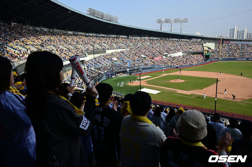 28일 서울 잠실야구장에서 2026 신한 SOL KBO리그 개막전 LG 트윈스와 KT 위즈의 경기가 열렸다. 이날 LG는 요니 치리노스, KT는 맷 사우어를 선발로 내세웠다.야구팬들이 열띤 응원을 선보이고 있다. 2026.03.28 / jpnews@osen.co.kr